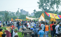 Video: Người dân Hà Nội hào hứng lội ruộng thi thả diều