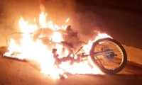 Thanh niên trộm xe máy rồi châm lửa đốt