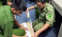 Lực lượng chức năng thu giữ nhiều tài liệu, máy tính của một phòng khám trưa 30/5 (Ảnh: Phú Việt/Dân Trí).