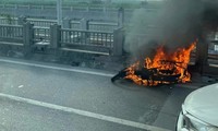 Xe máy bốc cháy ngùn ngụt trên cầu Vĩnh Tuy