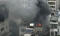 Đun nước quên tắt bếp gây cháy nhà ở Hà Nội, cột khói cao hàng chục mét
