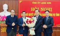 Ông Phùng Quang Hội (giữa) nhận hoa chúc mừng của Ban Nội chính Tỉnh ủy Lạng Sơn. Ảnh: Duy Chiến 