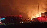 Hà Nội: Xe chở gas bốc cháy lan sang nhà xưởng, 3 người bị thương