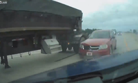 Xe container ép và gây tai nạn cho ôtô trên cao tốc