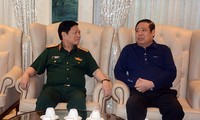 Đại tướng Ngô Xuân Lịch thăm, tặng quà Đại tướng Phùng Quang Thanh