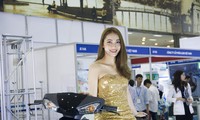 Người đẹp khoe sắc tại triển lãm ôtô, xe máy ở Hà Nội