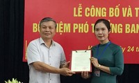 Thứ trưởng Nguyễn Trọng Thừa trao quyết định và chúc mừng đồng chí Trần Thị Minh Nga