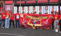 Cổ động viên Việt Nam tiếp lửa cho thầy trò Park Hang Seo ở Indonesia