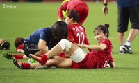 Tuyển thủ bóng đá nữ Việt Nam băng chân quyết đấu Thái Lan
