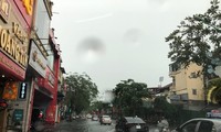Mưa sầm sập, nhiều tuyến phố Hà Nội ngập sâu