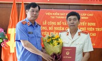 Phó Viện trưởng Viện Kiểm sát nhân dân tối cao Trần Công Phàn trao quyết định và chúc mừng đồng chí Phạm Đình Cúc.