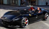 Zlatan Ibrahimovic cưỡi siêu xe Ferrari trên đường phố Thuỵ Điển