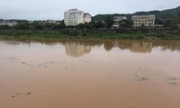 Lũ lớn trên sông Hồng từ thượng nguồn phía Trung Quốc đang đổ về Lào Cai.