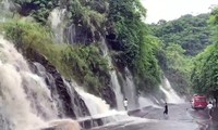 Nước đổ như thác xuống quốc lộ ở Hà Giang