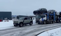 Land Rover kéo xe tải chở ôtô qua đường tuyết
