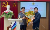 TS. Nguyễn Ngọc Ân (bên phải) nhận hoa chúc mừng của Phó trưởng Ban Tổ chức Tổng liên đoàn Lao động Việt Nam. 