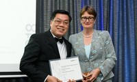 Bà Catherine Livingstone, Chủ tịch Hội đồng (Chancellor) của Đại học Công nghệ Sydney trao Huy chương Nghiên cứu Ngoại hạng cho GS. Nguyễn Văn Tuấn