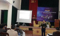 TS.Trần Văn Tình chia sẻ thông tin với học sinh trường THPT Việt Đức, Hà Nội tại buổi tọa đàm