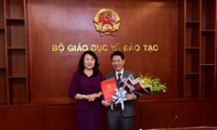 Thứ trưởng Bộ GD&ĐT Nguyễn Thị Nghĩa trao quyết định bổ nhiệm cho ông Nguyễn Xuân An Việt