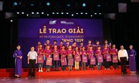 Trao giải thưởng cho các học sinh đạt giải