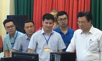 Thứ trưởng Nguyễn Hữu Độ kiểm tra máy tính của Ban chấm thi trắc nghiệm của Hội đồng thi Thái Bình