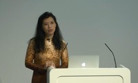 GS. Nguyễn Thị Kim Thanh trình bày bài giảng tại Hội khoa học Hoàng gia Anh - ảnh cắt từ clip