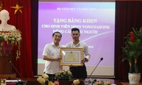 Bộ trưởng Bộ GD&amp;ĐT tặng bằng khen cho sinh viên Lào dũng cảm cứu người