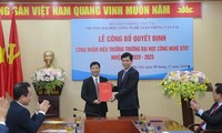 PGS.Ts Nguyễn Hoàng Long (ngoài cùng bên trái) vừa trở thành tân hiệu trưởng trường Đại học Công nghệ Giao thông Vận tải