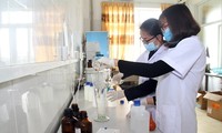 Giảng viên trường ĐH Y dược Hải Phòng tích cực điều chế Dung dịch rửa tay khô phòng chống COVID-19. Ảnh: HPMU