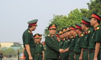 Các sĩ quan Quân đoàn 1 đón tiếp Đại tướng Ngô Xuân Lịch và Đoàn công tác Bộ Quốc phòng.