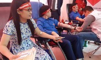 Thanh niên Hòa Bình tham gia hiến máu tình nguyện.