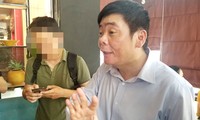 Ông Trần Vũ Hải trao đổi với phóng viên ngay khi buổi khám xét két thúc