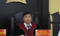 Chủ tọa cho biết ông Nguyễn Minh Khoa - nguyên Phó phòng PA03 Công an Sơn La đã bỏ khỏi nơi cư trú.