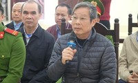 Bị cáo Nguyễn Bắc Son được ngồi trình bày vì sức khỏe yếu.