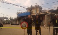 Lực lượng chức năng đảm bảo an ninh trật tự tại cổng làng Đồng Tâm.