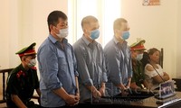 Các bị cáo Thủy, Bằng, Vân trong phiên sơ thẩm tại tòa án tỉnh Bắc Kạn.