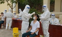 Lấy mẫu xét nghiệm trong bệnh viện dã chiến ở Bắc Giang.