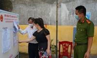 Bỏ phiếu tại khu vực bầu cử số 7 - Bộ Chỉ huy quân sự tỉnh Bắc Ninh vào sáng nay (22/5). 