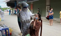 Nhân viên y tế đến tận nhà người dân ở Quang Châu để lấy mẫu xét nghiệm COVID-19.