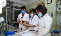 Các nhà khoa học Viện Công nghệ Sinh học, Viện Hàn lâm KH&CN Việt Nam điều chế thành công thuốc điều trị COVID-19 có nguồn gốc từ dược liệu Việt Nam. 