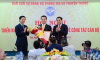 Ông Phạm Minh Chính và ông Võ Văn Thưởng trao Quyết định của Bộ Chính trị cho ông Nguyễn Mạnh Hùng