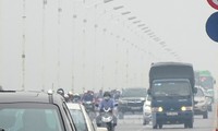 Đường Hà Nội chìm trong sương mù mờ mịt sáng 26/8 do ô nhiễm không khí.