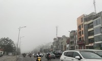Ô nhiễm không khí kết hợp sương mù khiến Hà Nội mờ mịt từ hôm qua. Ảnh: Nguyễn Hoài.