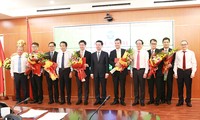 Bộ trưởng Bộ Thông tin và Truyền thông Nguyễn Mạnh Hùng tặng hoa cho các cán bộ được bổ nhiệm. Ảnh: mic.gov.vn