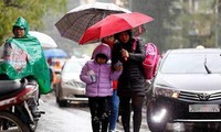 Học sinh Hà Nội trở lại trường trong mưa rét