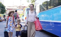 Chị Trần Thị Hoa (TP Nam Định, tỉnh Nam Định) cùng các con di chuyển, bắt xe tại Bến xe Giáp Bát (quận Hoàng Mai, TP Hà Nội).