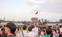 Người dân tham dự lễ chào cờ sáng 2/9 tại Quảng trường Ba Đình (Hà Nội)