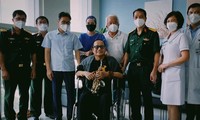 Nghệ sĩ Trần Mạnh Tuấn tặng Phó Thủ tướng Vũ Đức Đam bản nhạc &apos;Diễm xưa&apos; tại Bệnh viện 175