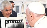 Nhiếp ảnh gia Nick Út diện kiến Đức Giáo hoàng, tặng bức ảnh &apos;Em bé Napalm&apos;