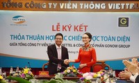 Ông Phùng Văn Cường (trái), đại diện Viettel ký kết hợp tác với bà Trần Huyền Trang, đại diện Công ty cổ phần GONOW 